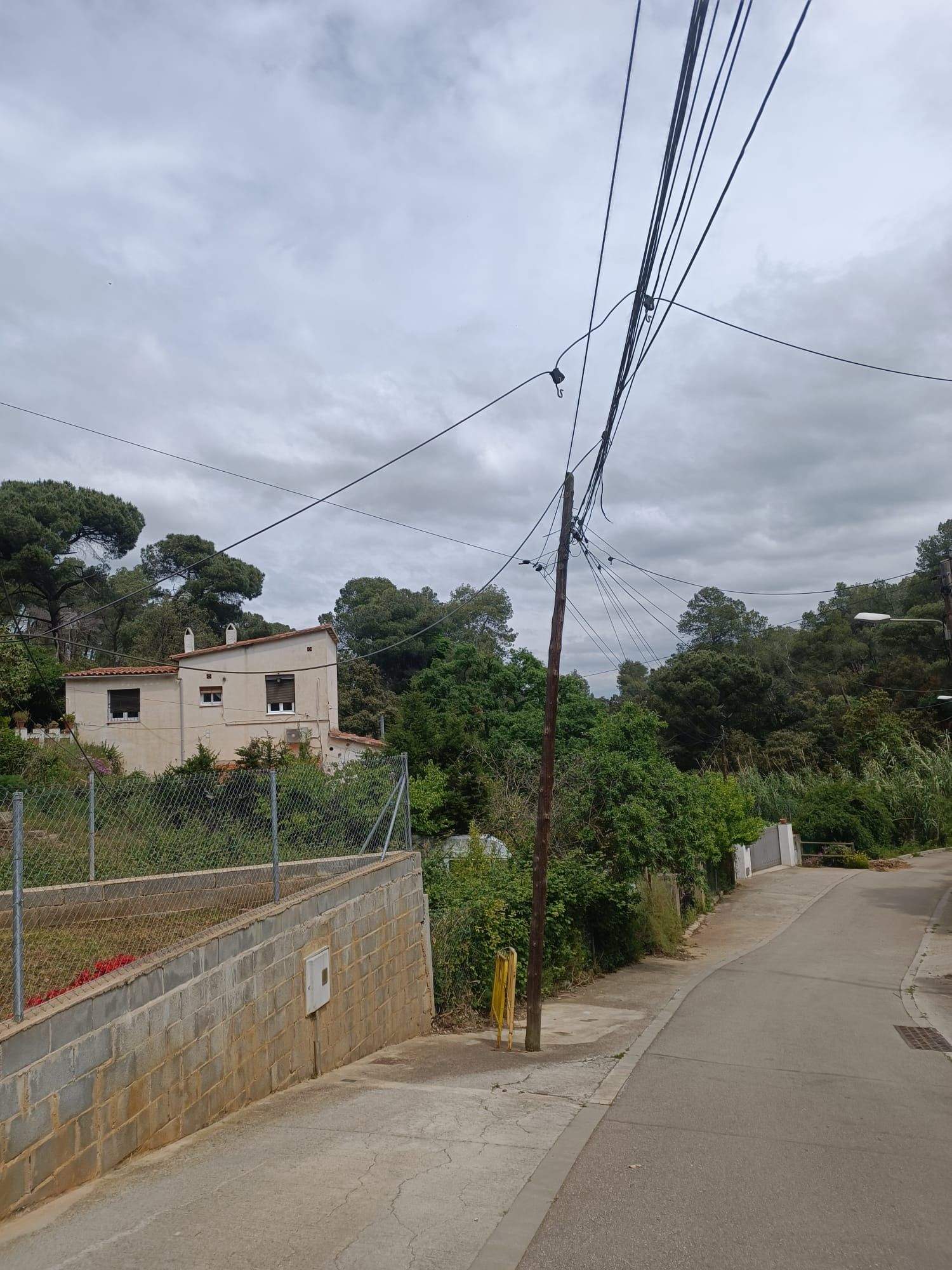 'Els cables impedeixen el pas de camions i furgonetes'. FOTO: María Jesús Bibiloni