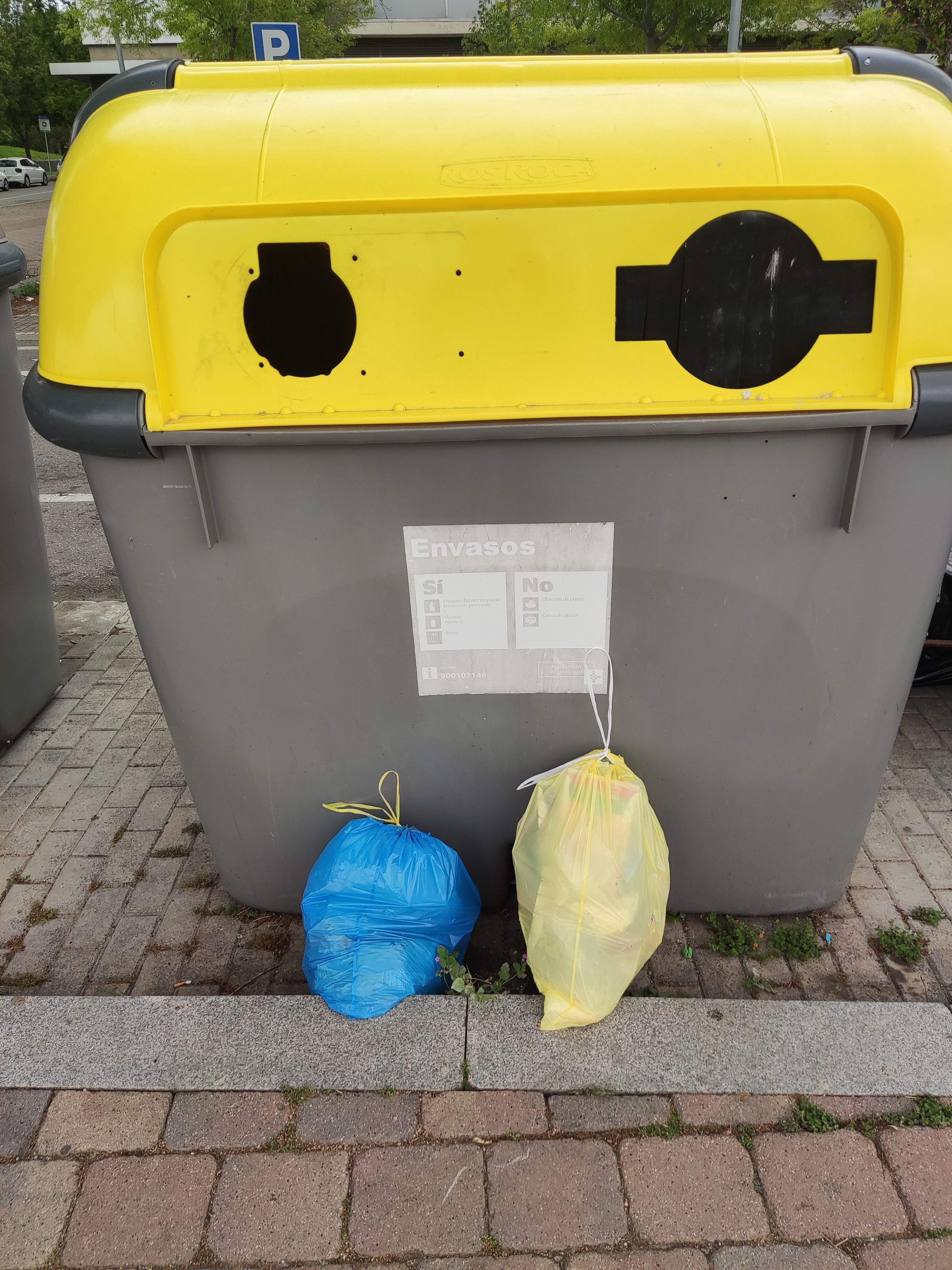 'Envàs, on vas? A fora dels contenidors grocs!' FOTO: Diego Escofet