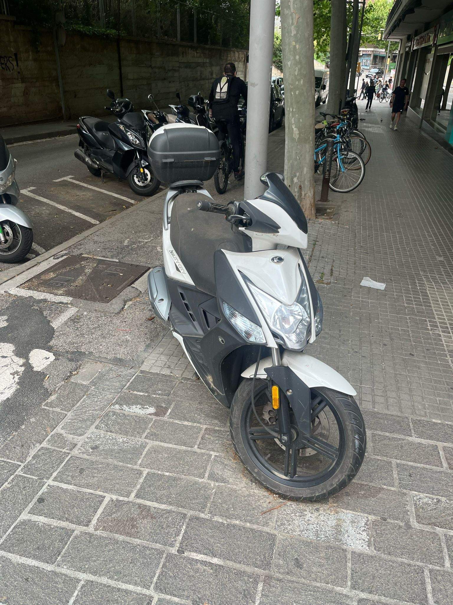 Una moto abandonada. FOTO: Miquel Tortosa