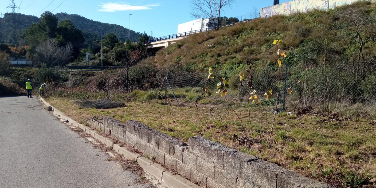 Treballs de desbrossament a tocar de l'AP-7 a Mira-sol FOTO: Ajuntament