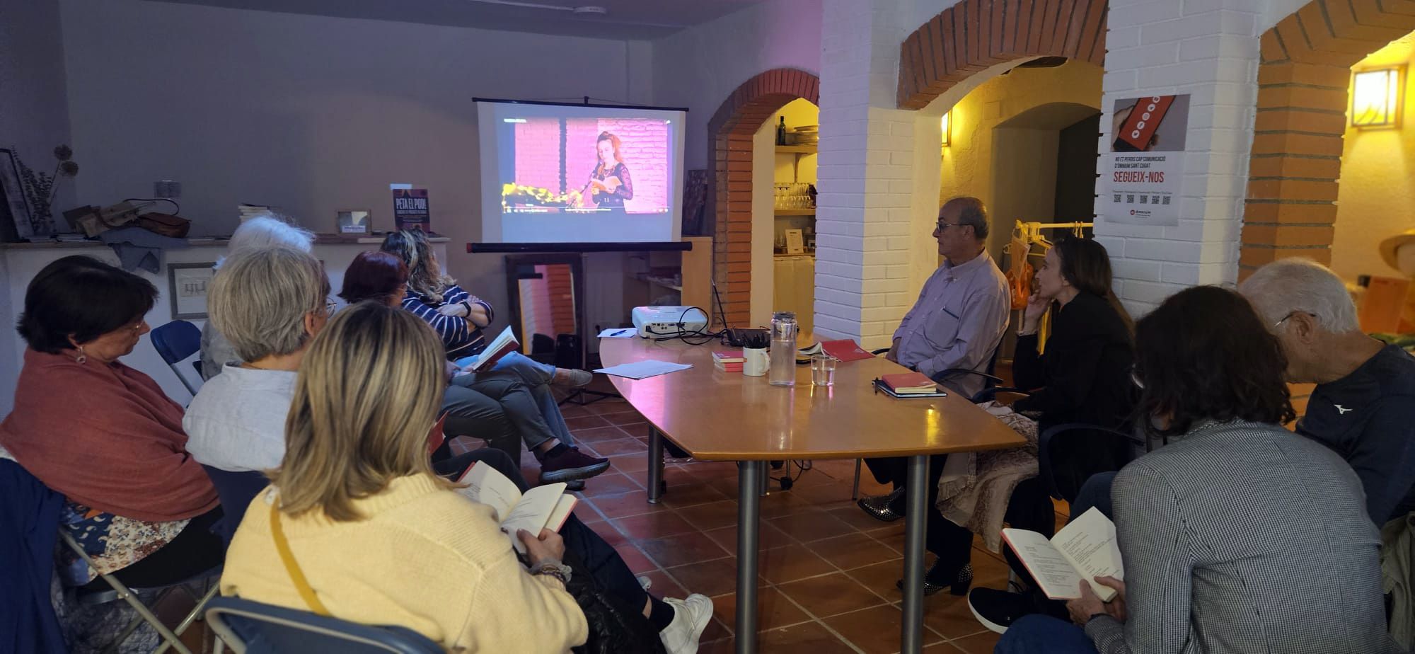 Poesia a Òmnium FOTO Òmnium Cultural