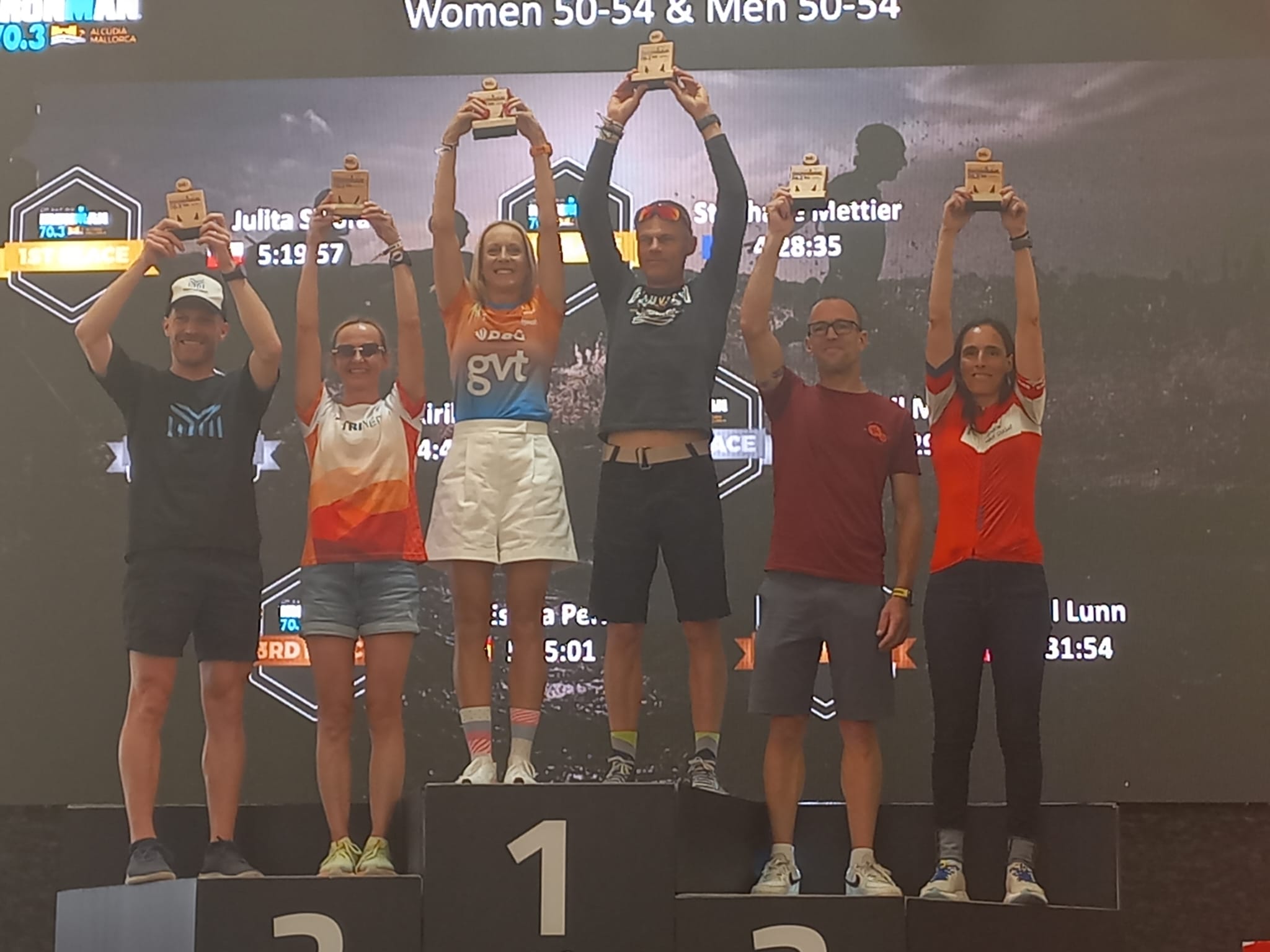 La triatleta de la Unió Ciclista Sant Cugat Estela Peris (a la dreta de la imatge) en el podi de l'IronMan de Mallorca 70.3. FOTO: Cedida