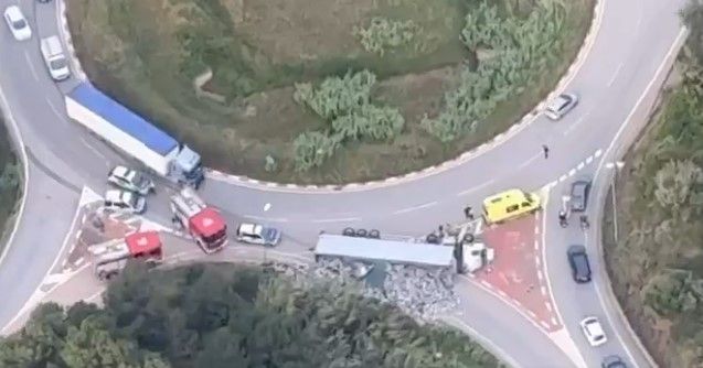 El tràiler accidentat a la C-1413. FOTO: Trànsit 