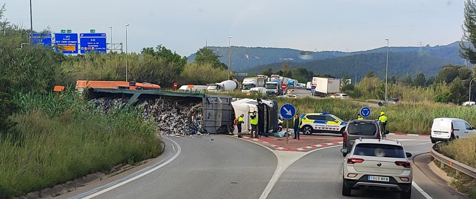 El tràiler accidentat a la C-1413. FOTO: Cedida