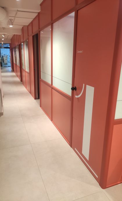 La combinació de materials i de colors dona lloc a un espai modern, net i colorit FOTO: Cedida