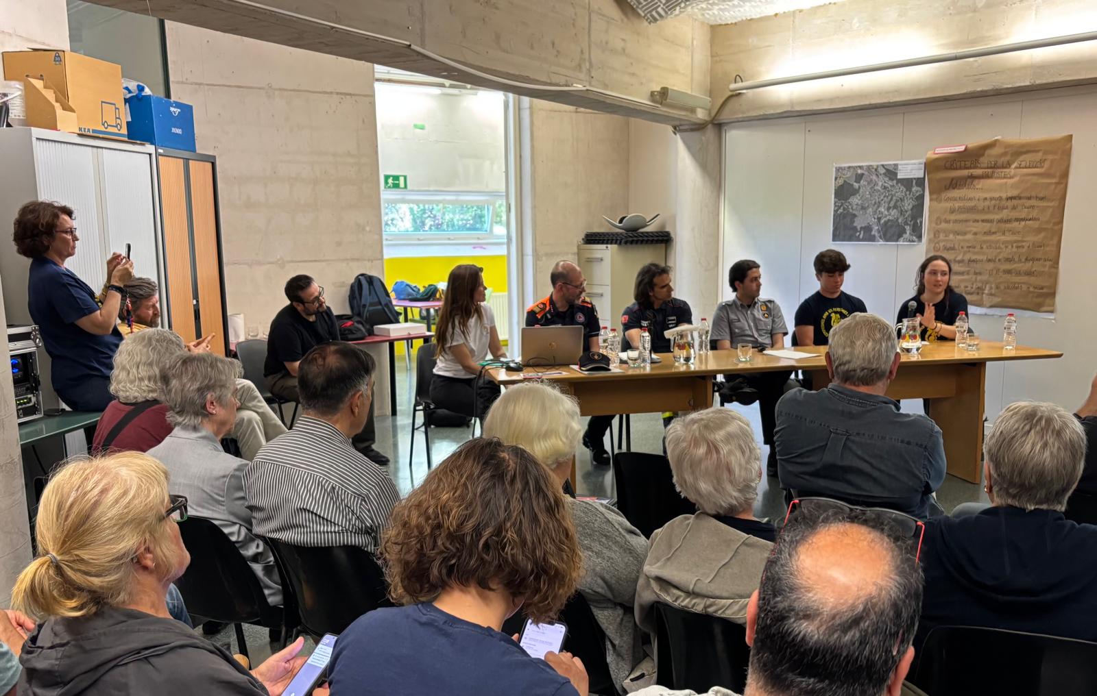 El Centre Social i Sanitari s'ha quedat petit davant l'interès social. FOTO: JR Armadàs