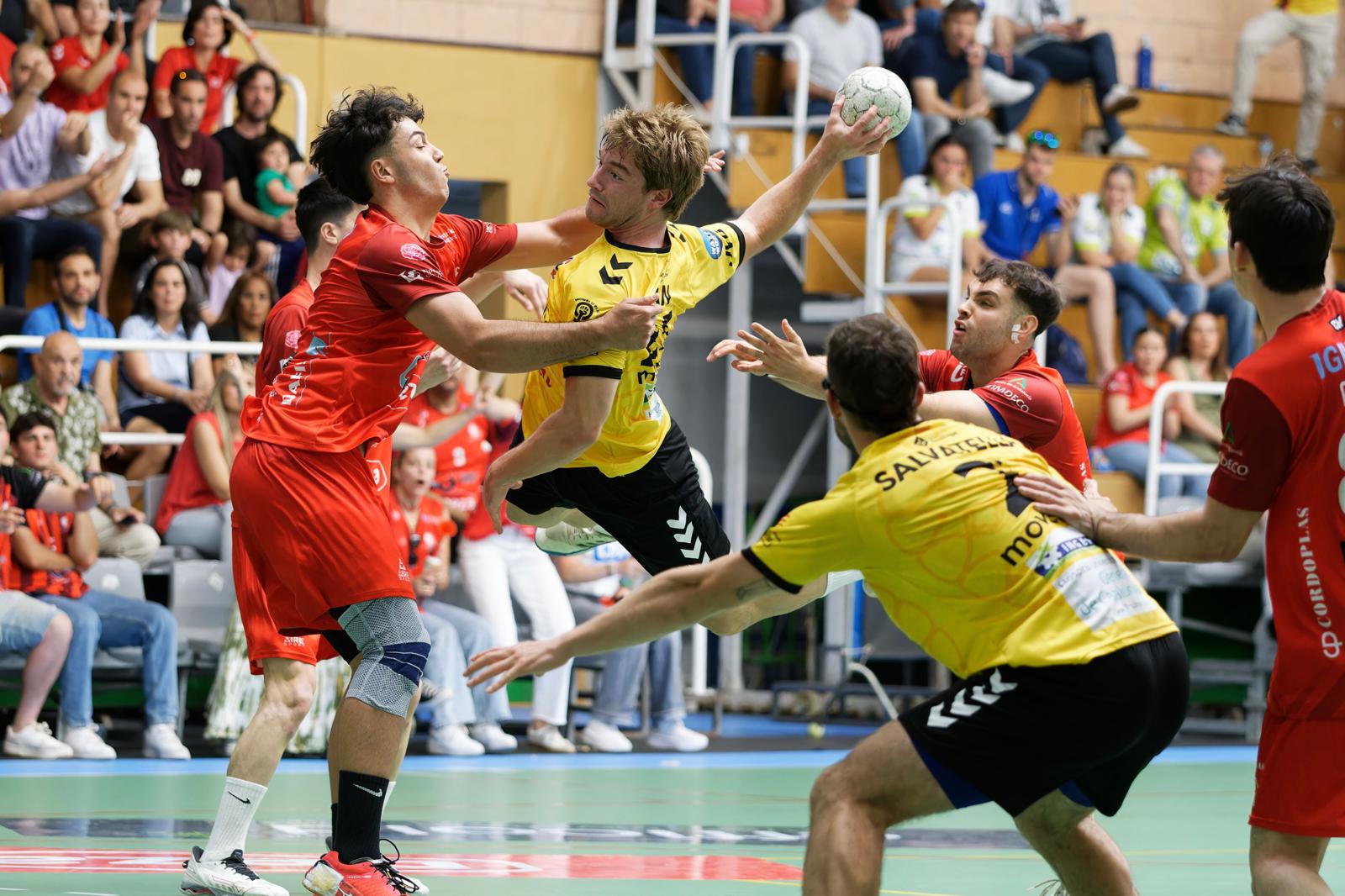 L'Handbol Sant Cugat empata però encara té opcions d'ascendir. FOTO: Nielo Ballart