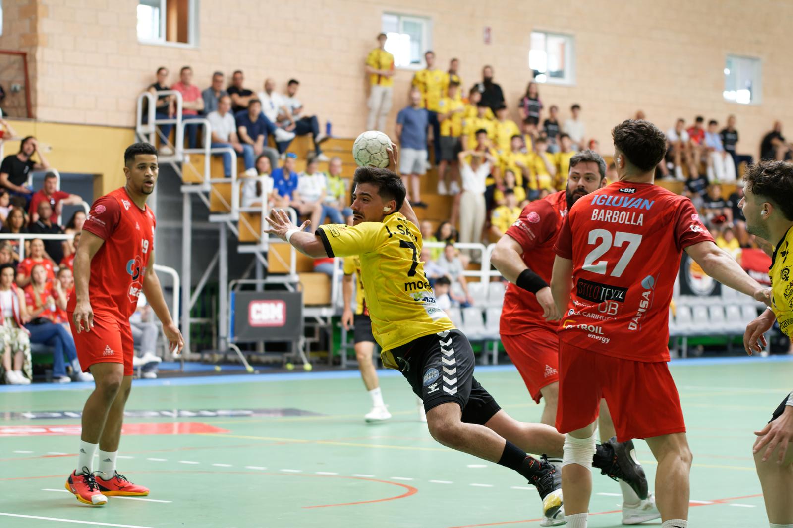 L'Handbol Sant Cugat empata però encara té opcions d'ascendir. FOTO: Nielo Ballart