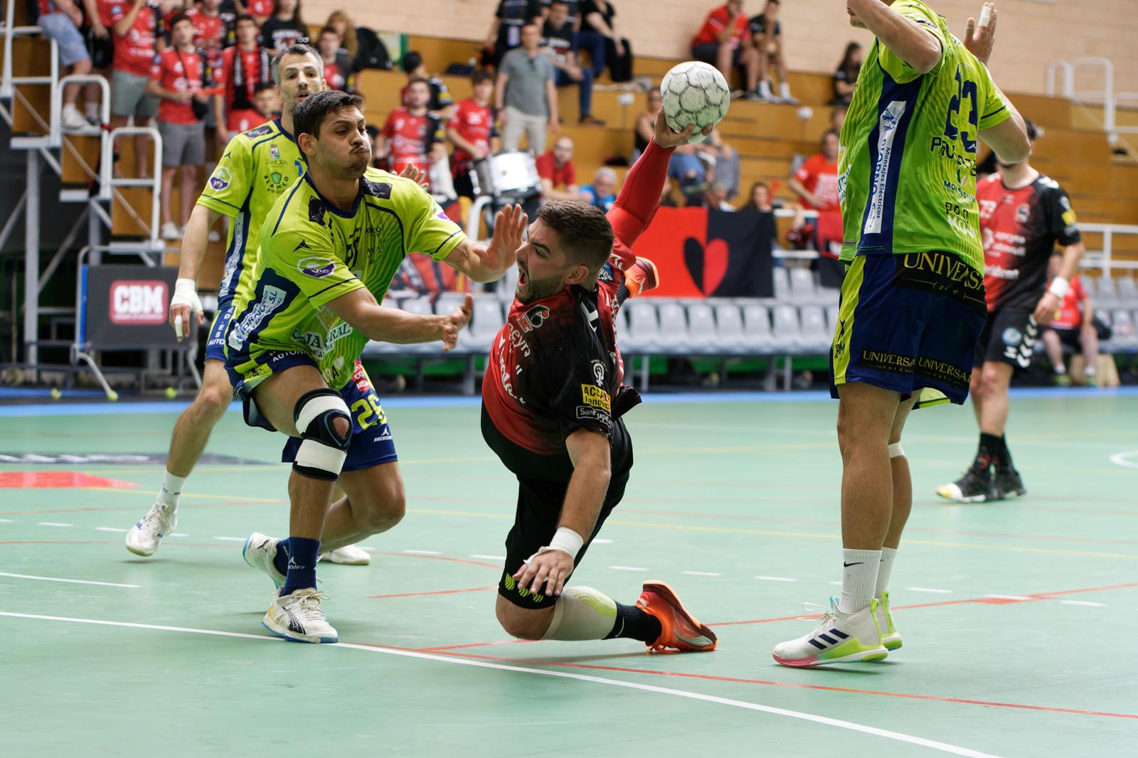 L'Handbol Sant Cugat es proclama campió i ascendeix a la Divisió d'Honor Plata. FOTO: Handbol Sant Cugat