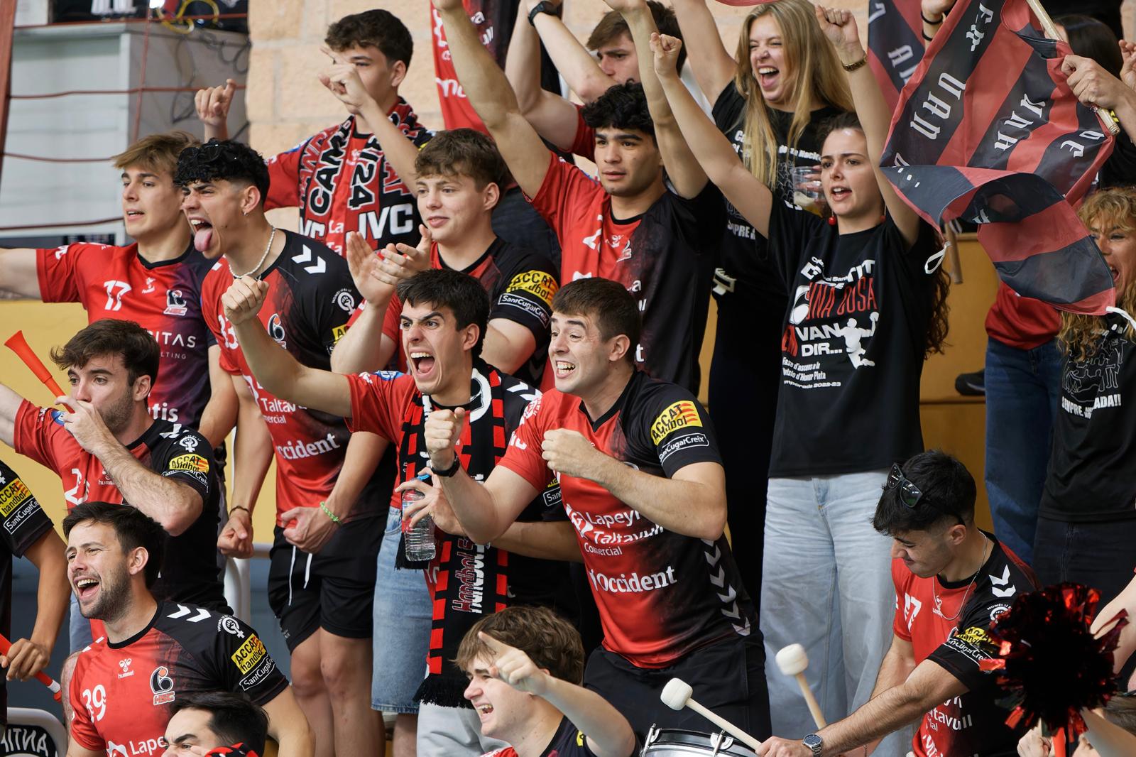 L'afició de l'Handbol Sant Cugat celebra la victòria. FOTO: Nielo Ballart