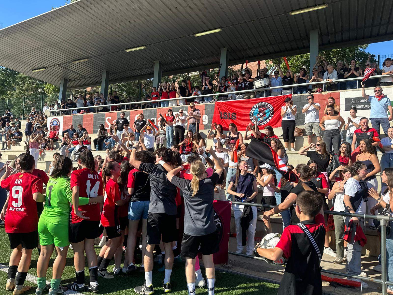 El Sant Cugat FC celebra l'ascens a Tercera Federació en l'última jornada de la temporada. FOTO: Lluna Fabregat