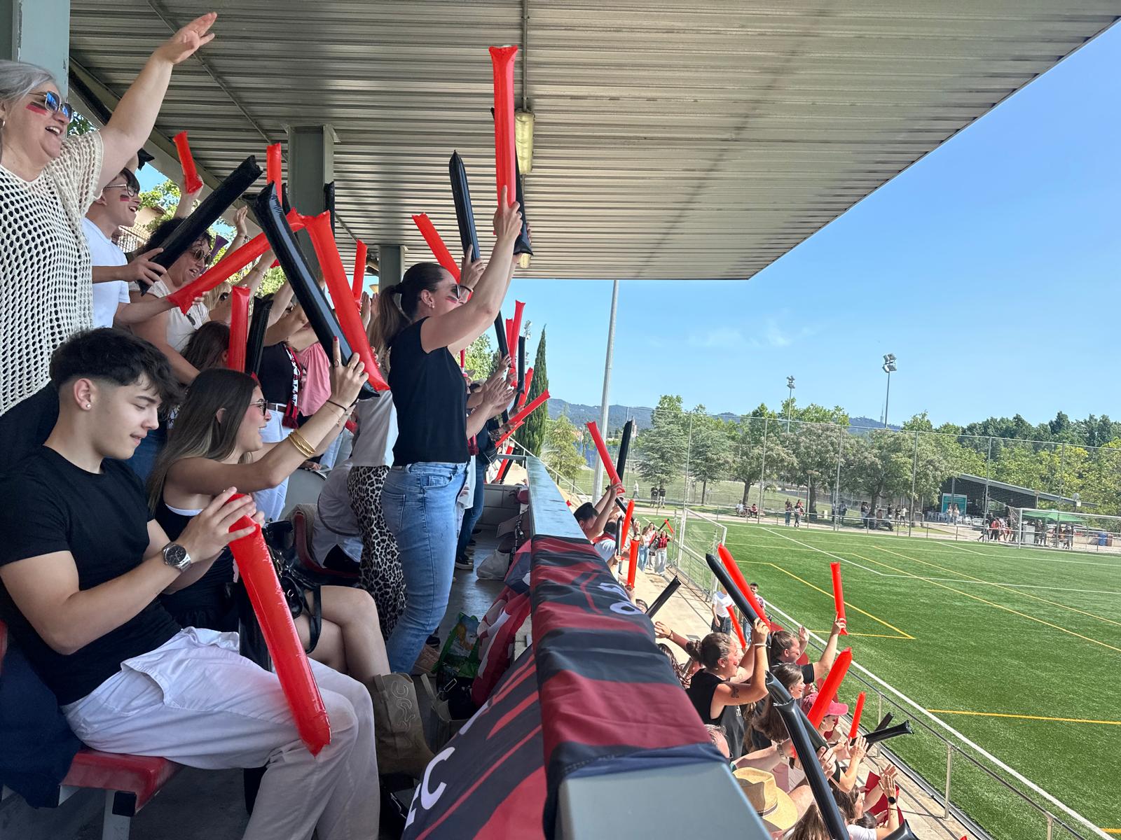 L'afició del SantCu femení. FOTO: Lluna Fabregat