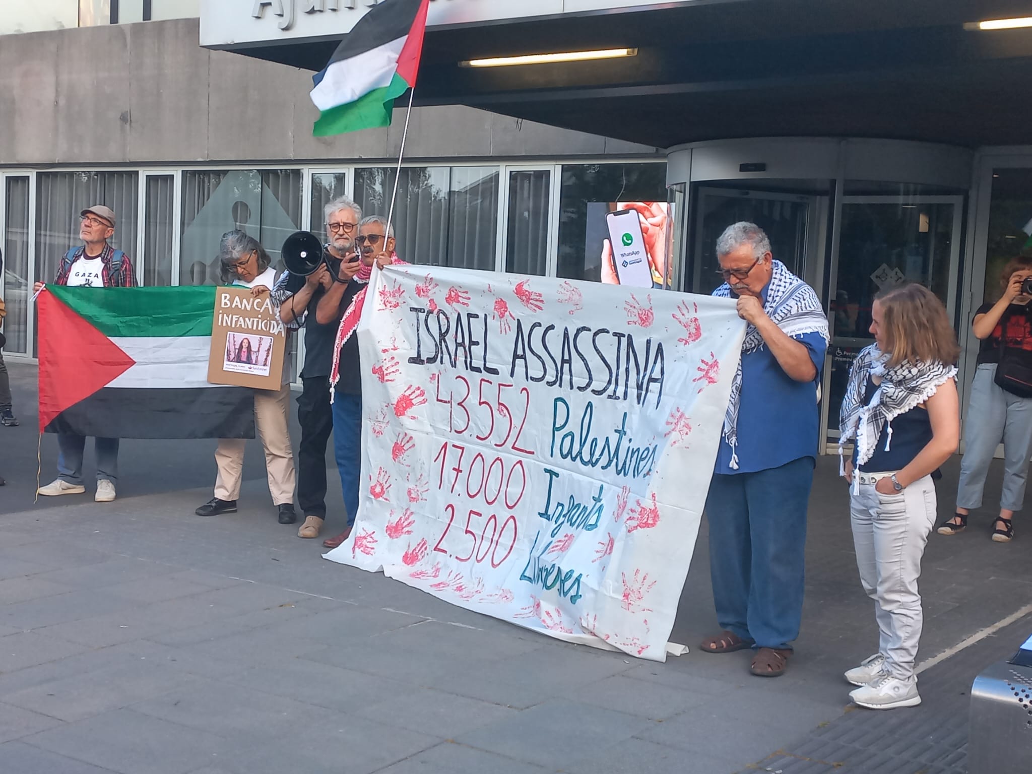 Concentració en suport a Palestina davant l'Ajuntament. FOTO: TOT Sant Cugat