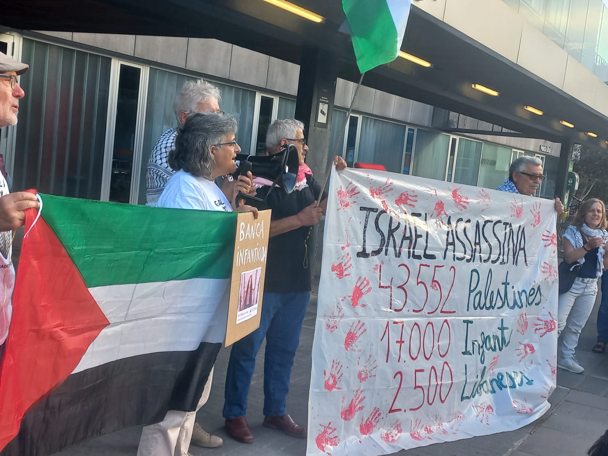 Concentració en suport de Palestina davant l'Ajuntament. FOTO: TOT Sant Cugat