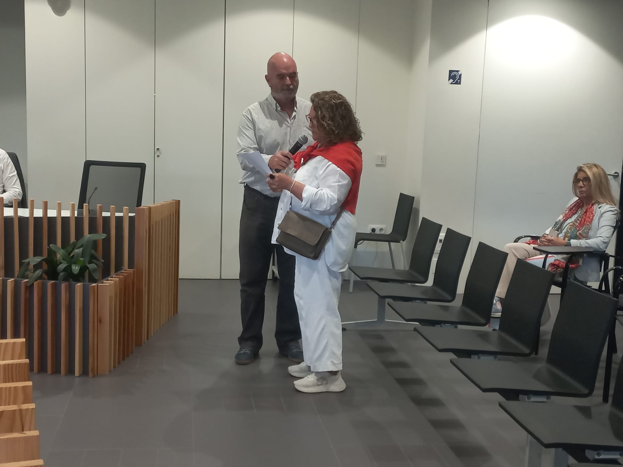 La veïna de Coll Favà, Maria Jesús Ginesta durant l'audiència ciutadana. FOTO: TOT Sant Cugat