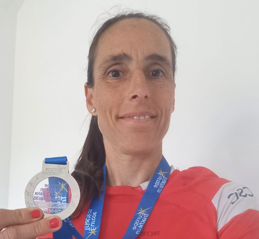 Estela Peris, de la Unió Ciclista Sant Cugat, amb la medalla de plata del Campionat d'Europa. FOTO: Cedida