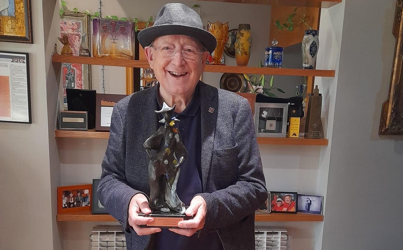 Jaume Pla amb el Premi Arlequí a les mans. FOTO: Cedida