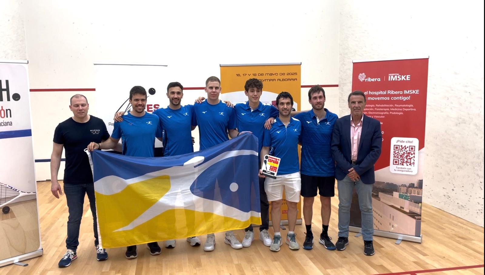 Santi Grau (tercer per l'esquerra) amb el CT Sabadell en el Campionat d'Espanya de Clubs d'esquaix. FOTO: Cedida