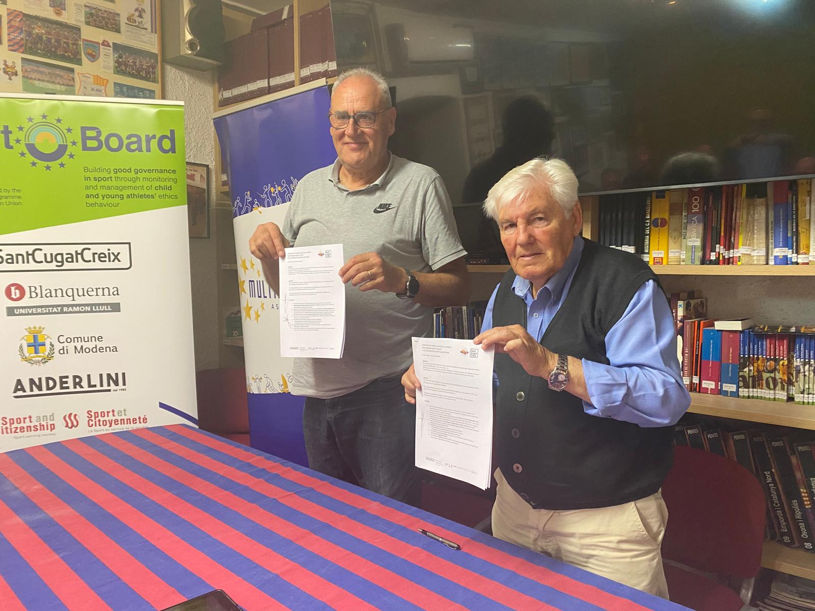Miquel Martínez (esquerra), president de SantCugatCreix, i Josep Maria Félez (dreta), president de la Penya Blaugrana Sant Cugat, en la signatura d'adhesió. FOTO: Álex López Puig