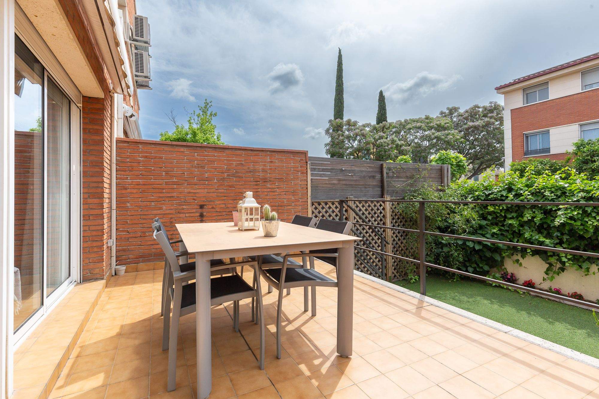 Terrassa de la casa adossada de Mira-sol disponible a AMAT Immobiliaris. FOTO: Cedida