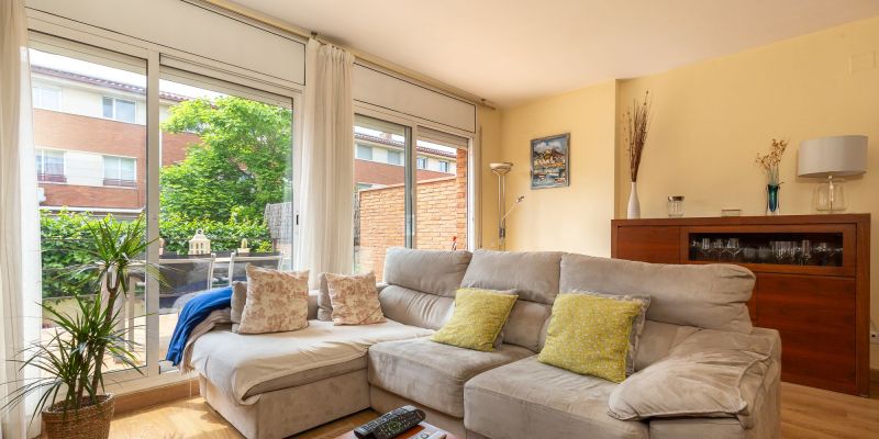 Saló-menjador de la casa adossada de Mira-sol disponible a AMAT Immobiliaris. FOTO: Cedida