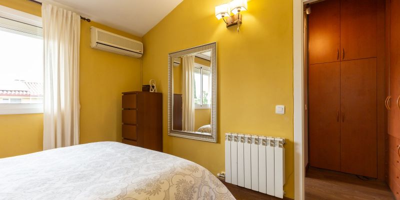 Habitació suite de la casa adossada de Mira-sol disponible a AMAT Immobiliaris. FOTO: Cedida