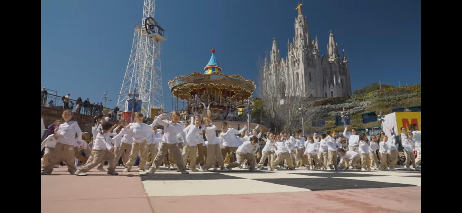 Més d'un centenar d'alumnes de l'Escola Sant Cugat graven un LIP DUB al Tibidabo. FOTO: Cedida