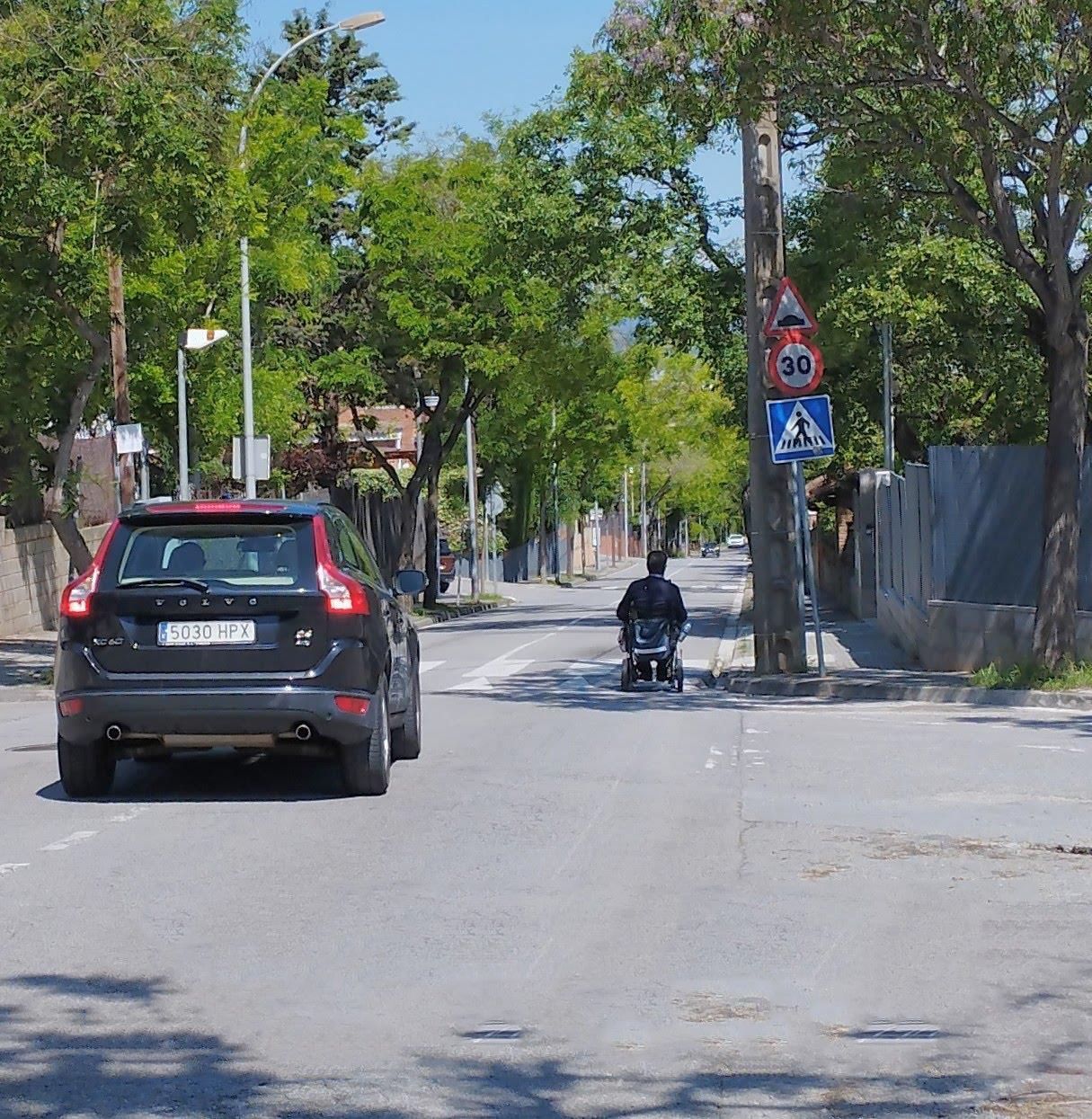 'Un senyor amb cadira de rodes que es juga la vida'. FOTO: Lluís Ma Valle