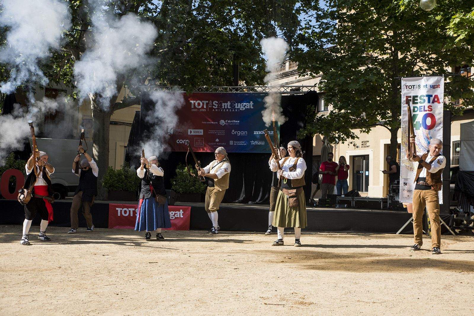 Trabucaires donen el tret de sortida a la festa dels 40 anys del Tot Sant Cugat. FOTO: Bernat Millet.