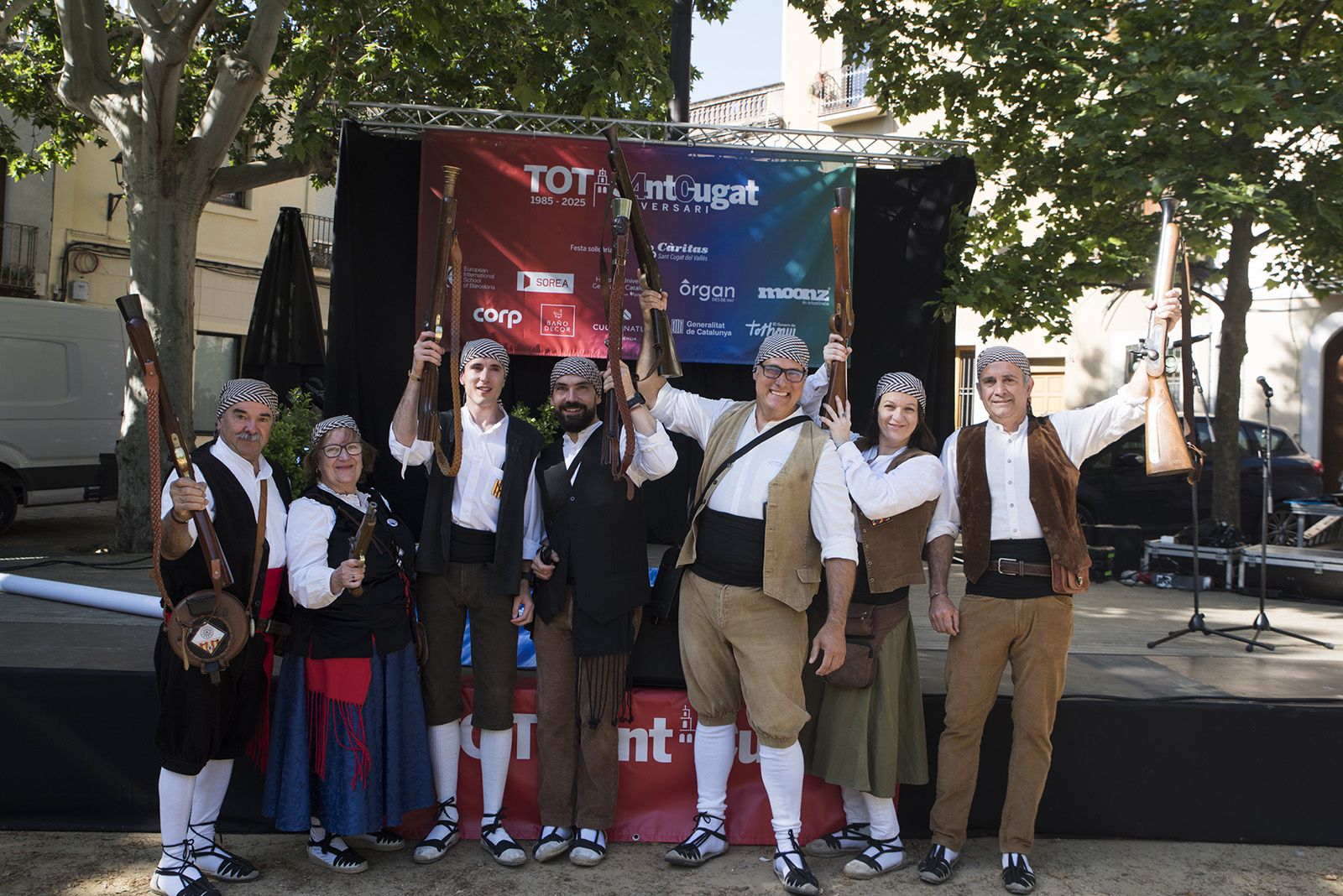 Trabucaires donen el tret de sortida a la festa dels 40 anys del Tot Sant Cugat. FOTO: Bernat Millet.