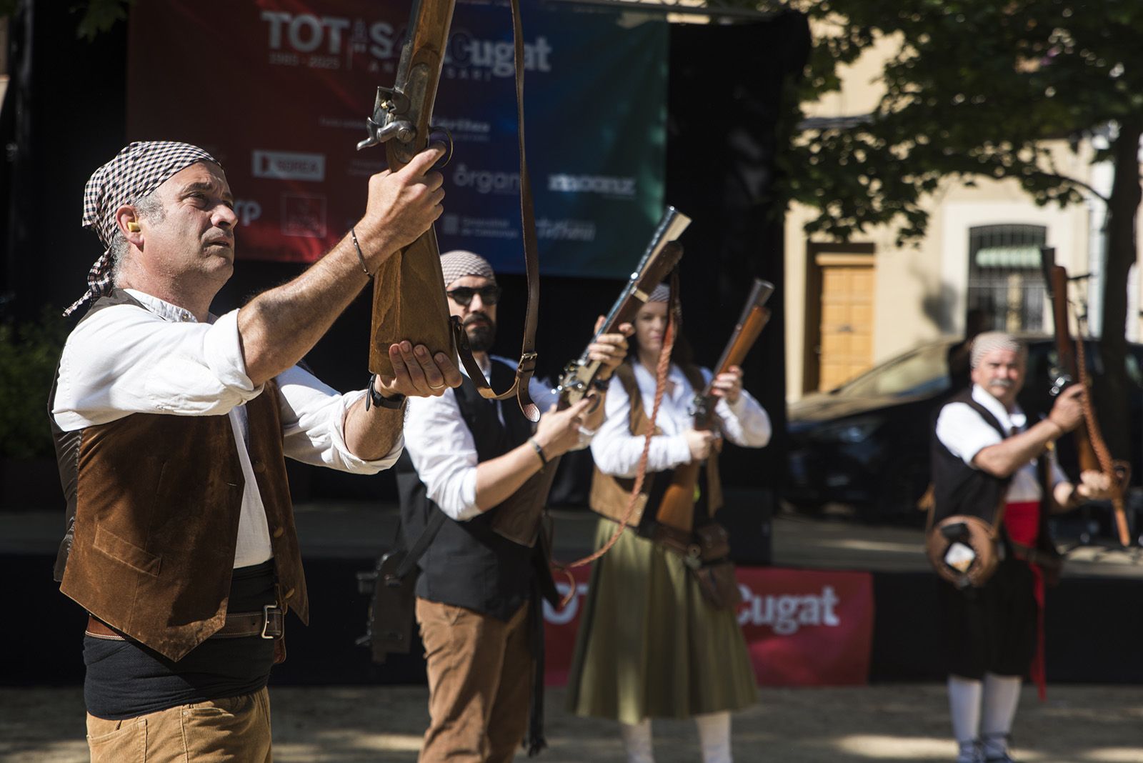 Trabucaires donen el tret de sortida a la festa dels 40 anys del Tot Sant Cugat. FOTO: Bernat Millet.