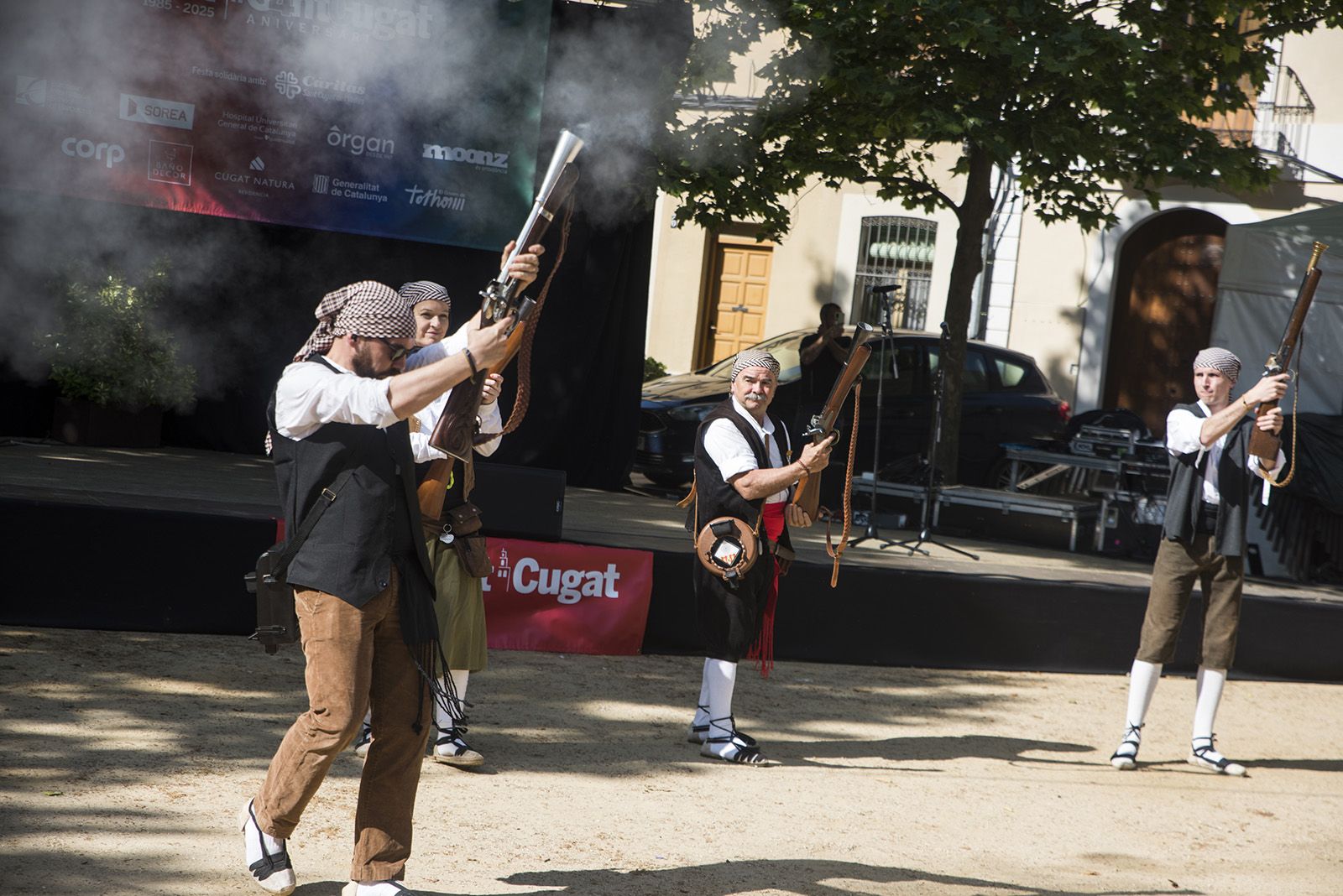 Trabucaires donen el tret de sortida a la festa dels 40 anys del Tot Sant Cugat. FOTO: Bernat Millet.