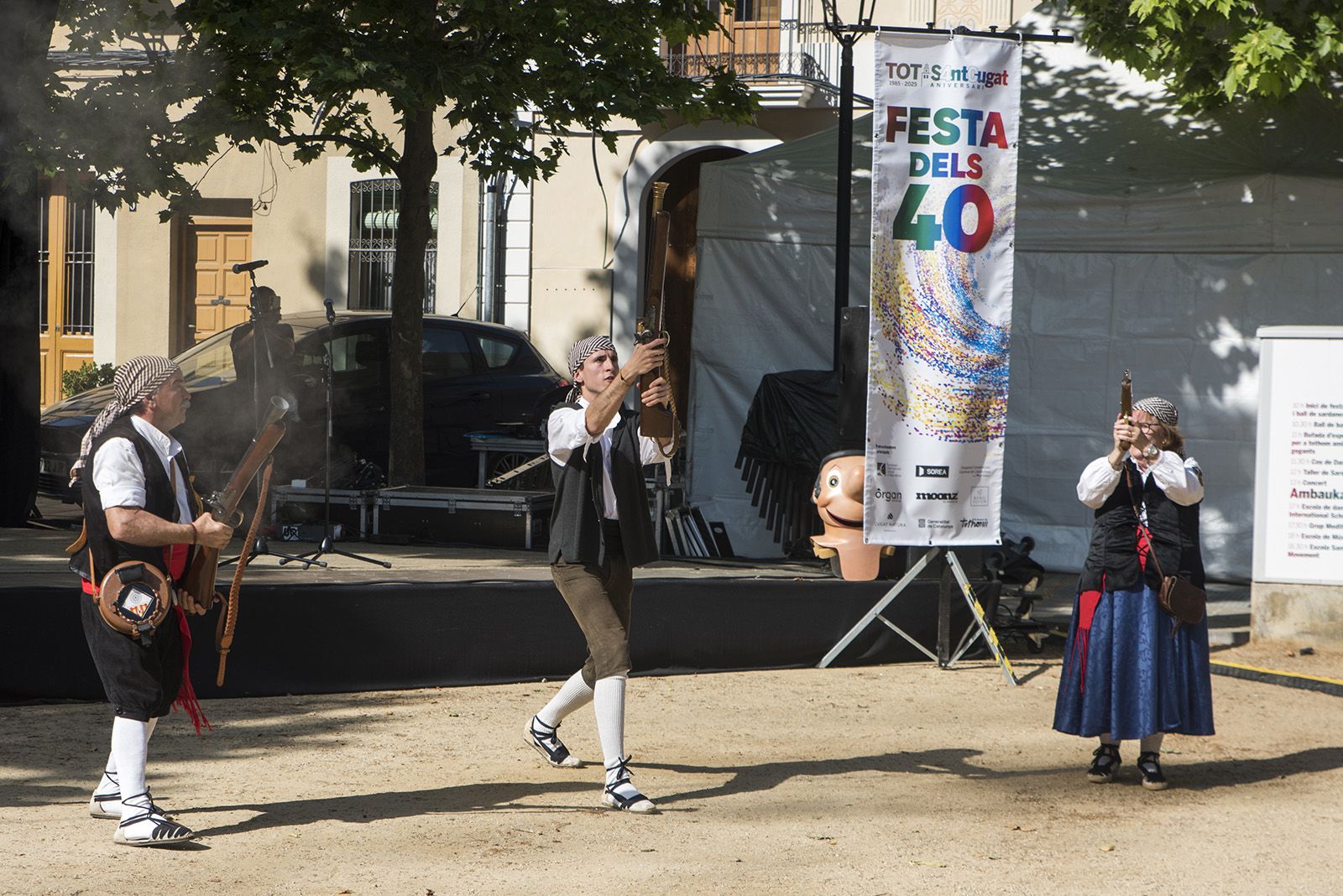 Trabucaires donen el tret de sortida a la festa dels 40 anys del Tot Sant Cugat. FOTO: Bernat Millet.