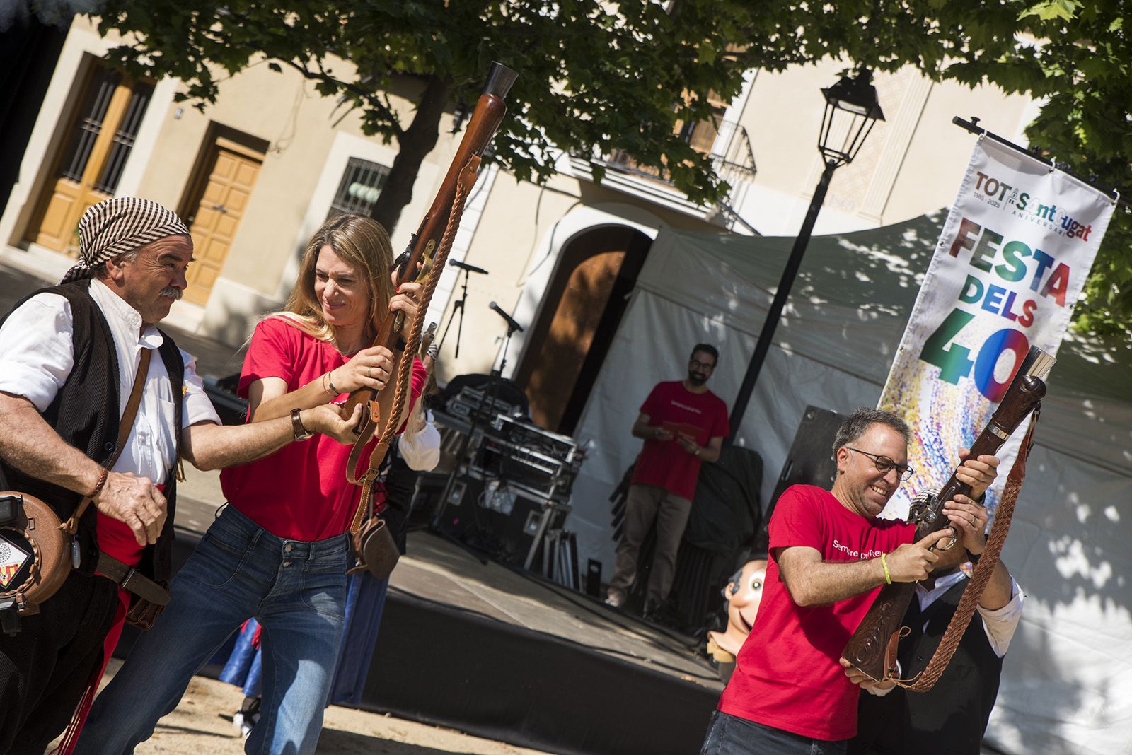 Trabucaires donen el tret de sortida a la festa dels 40 anys del Tot Sant Cugat. FOTO: Bernat Millet.