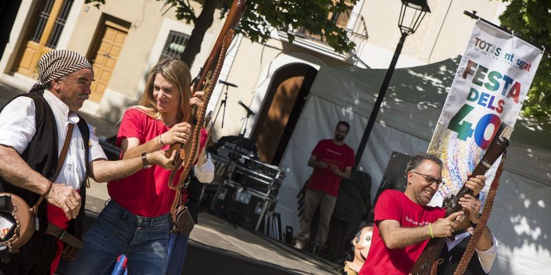 Trabucaires donen el tret de sortida a la festa dels 40 anys del Tot Sant Cugat. FOTO: Bernat Millet.