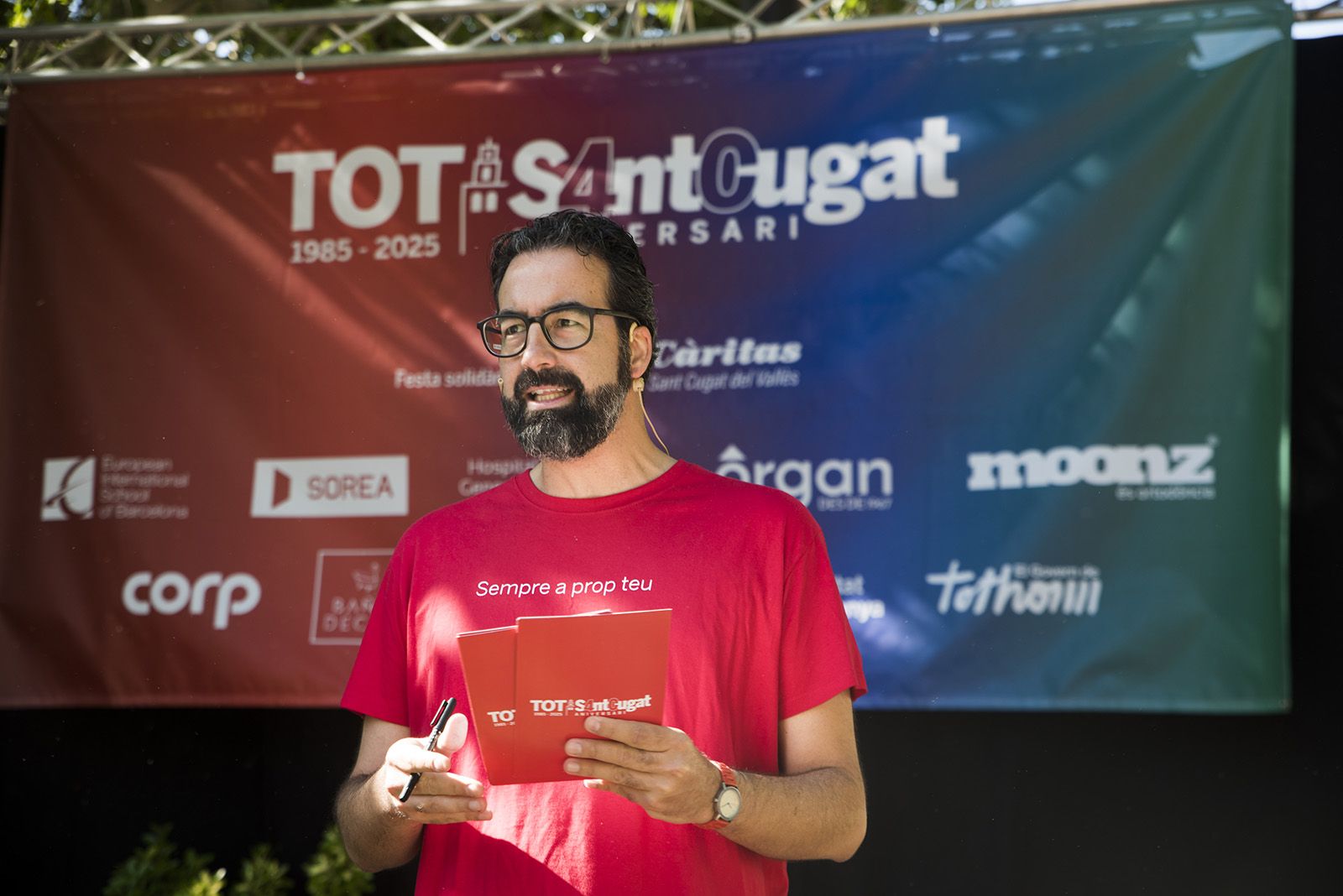 El priodista Joan Ramon presenta la Festa dels 40 anys del Tot Sant Cugat. FOTO: Bernat Millet.