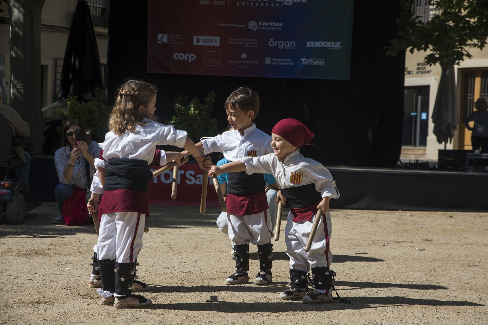 Els Bastoners de Sant Cugat. FOTO: Bernat Millet.