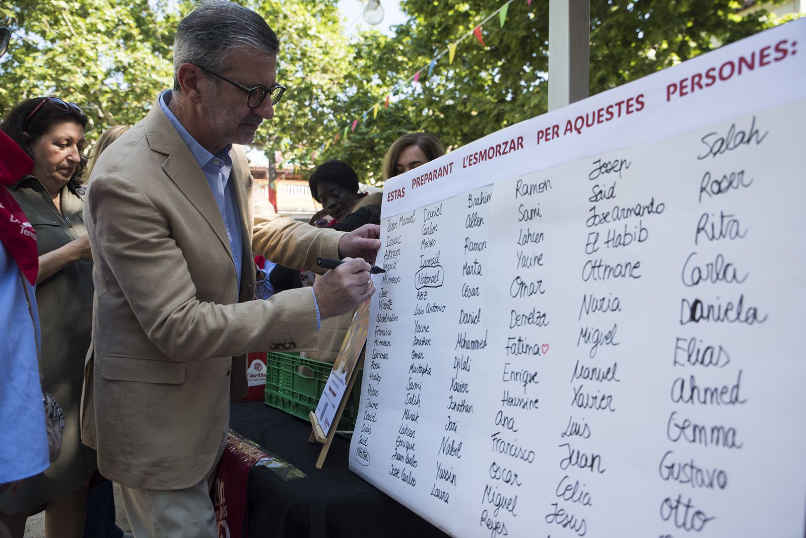 L'alcalde Josep Maria Vallès participa en la preparació de l'esmorzar de Càritas. FOTO: Bernat Millet.