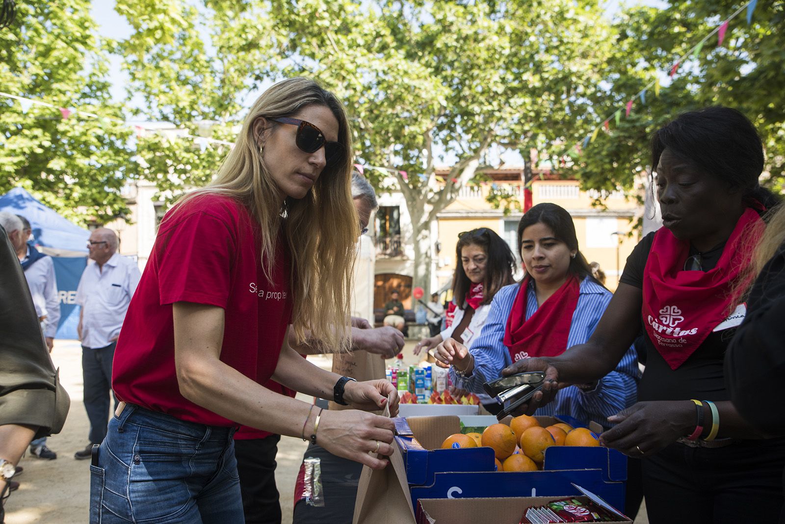 L'estand de Càritas. FOTO: Bernat Millet. 