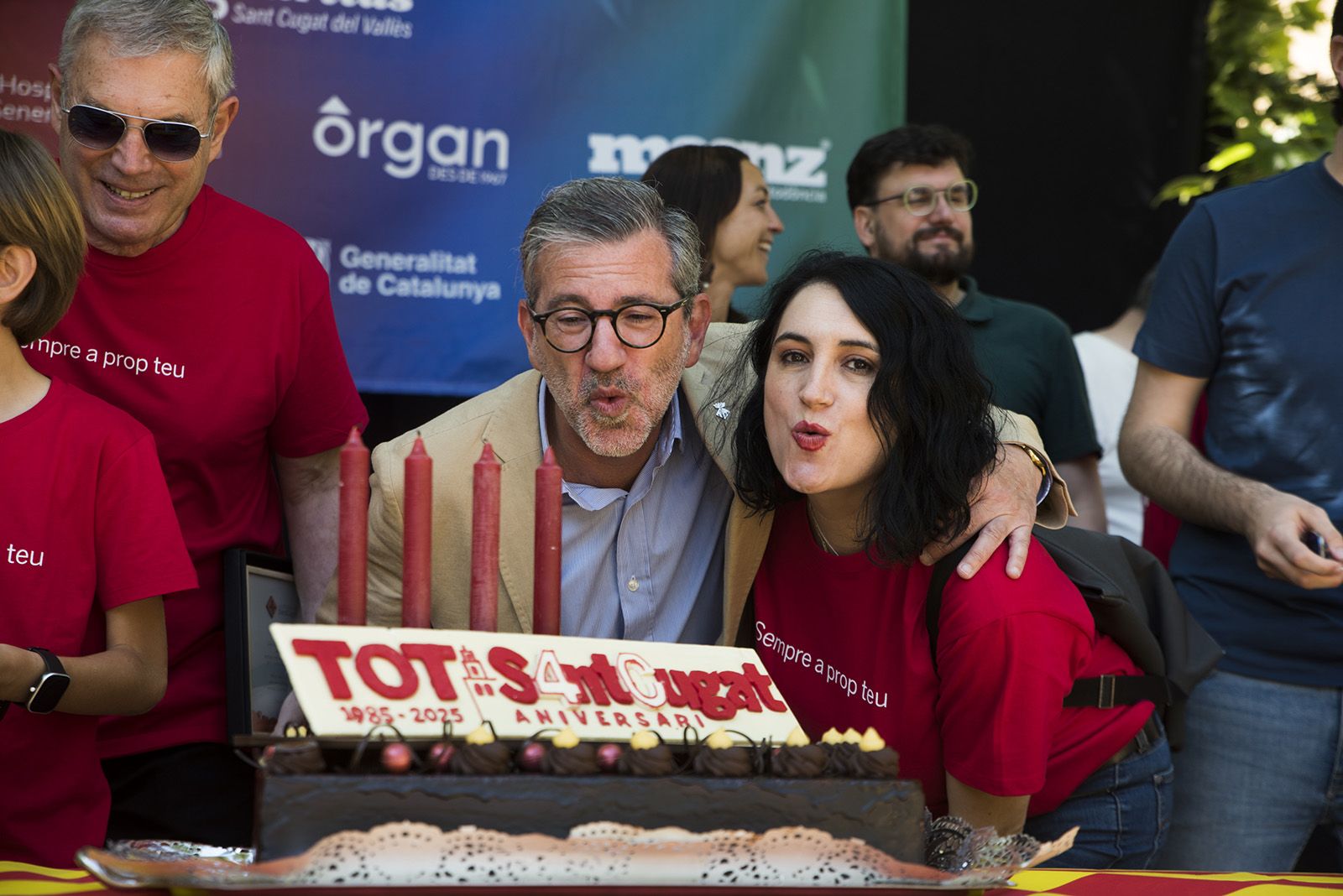 Bufada d'espelmes de l'equip del TOT. FOTO: Bernat Millet