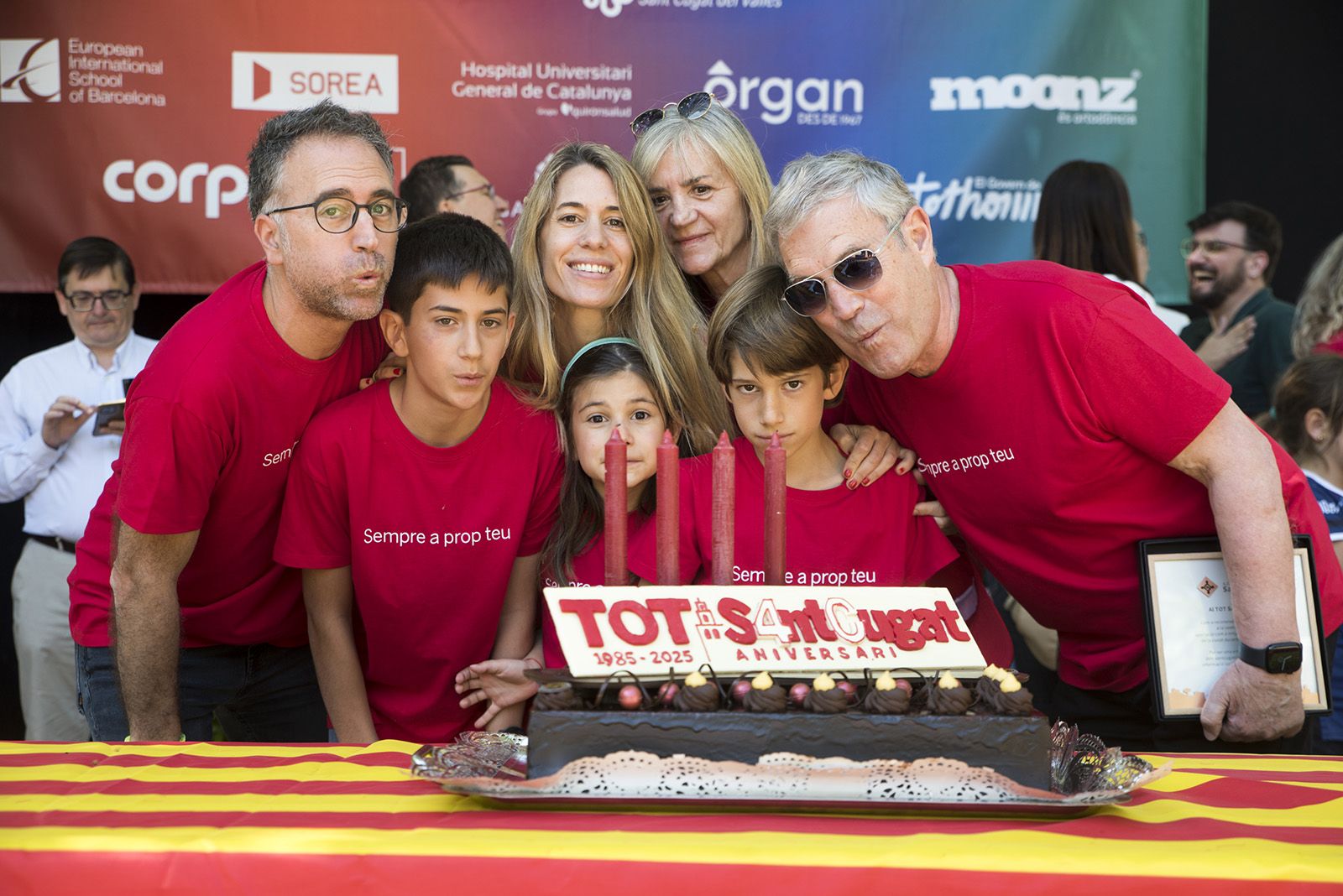 Bufada d'espelmes de l'equip del TOT. FOTO: Bernat Millet