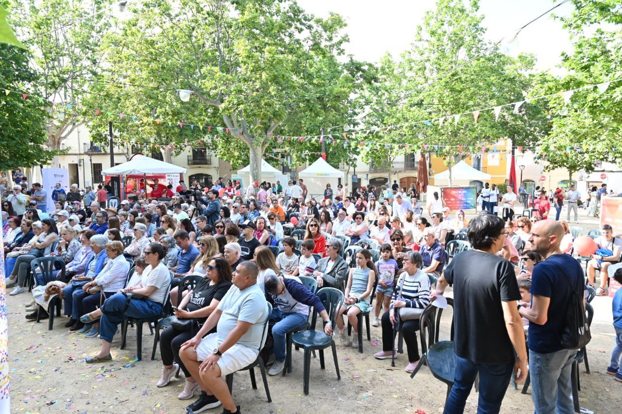 La plaça pena amb les actuacions de dansa FOTO: Carmelo Jiménez 