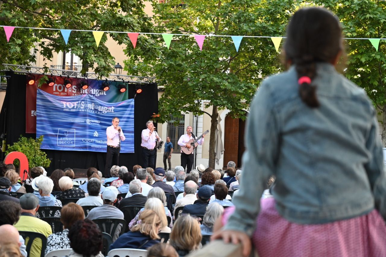 Centenars de persones a les havaneres del TOT FOTO: Carmelo JIménez 