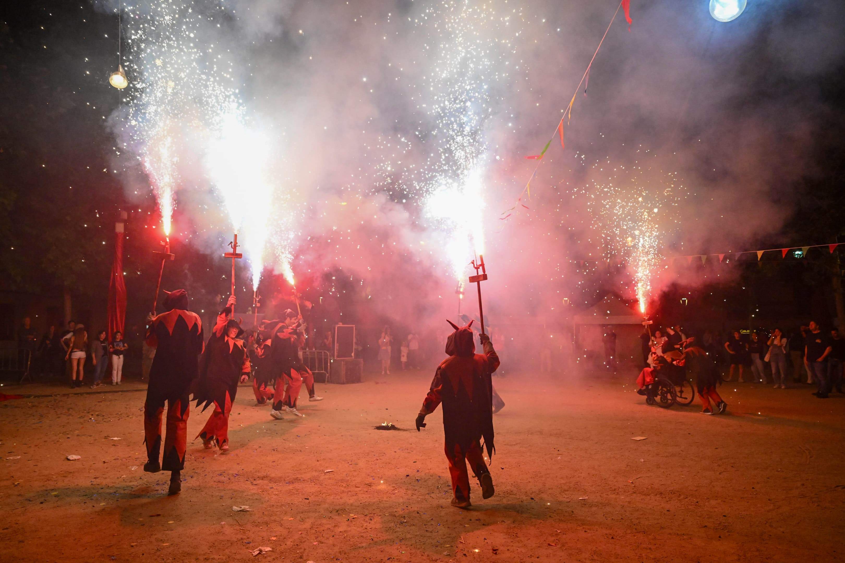 Final de festa amb Diables  FOTO: Albert Canalejo 