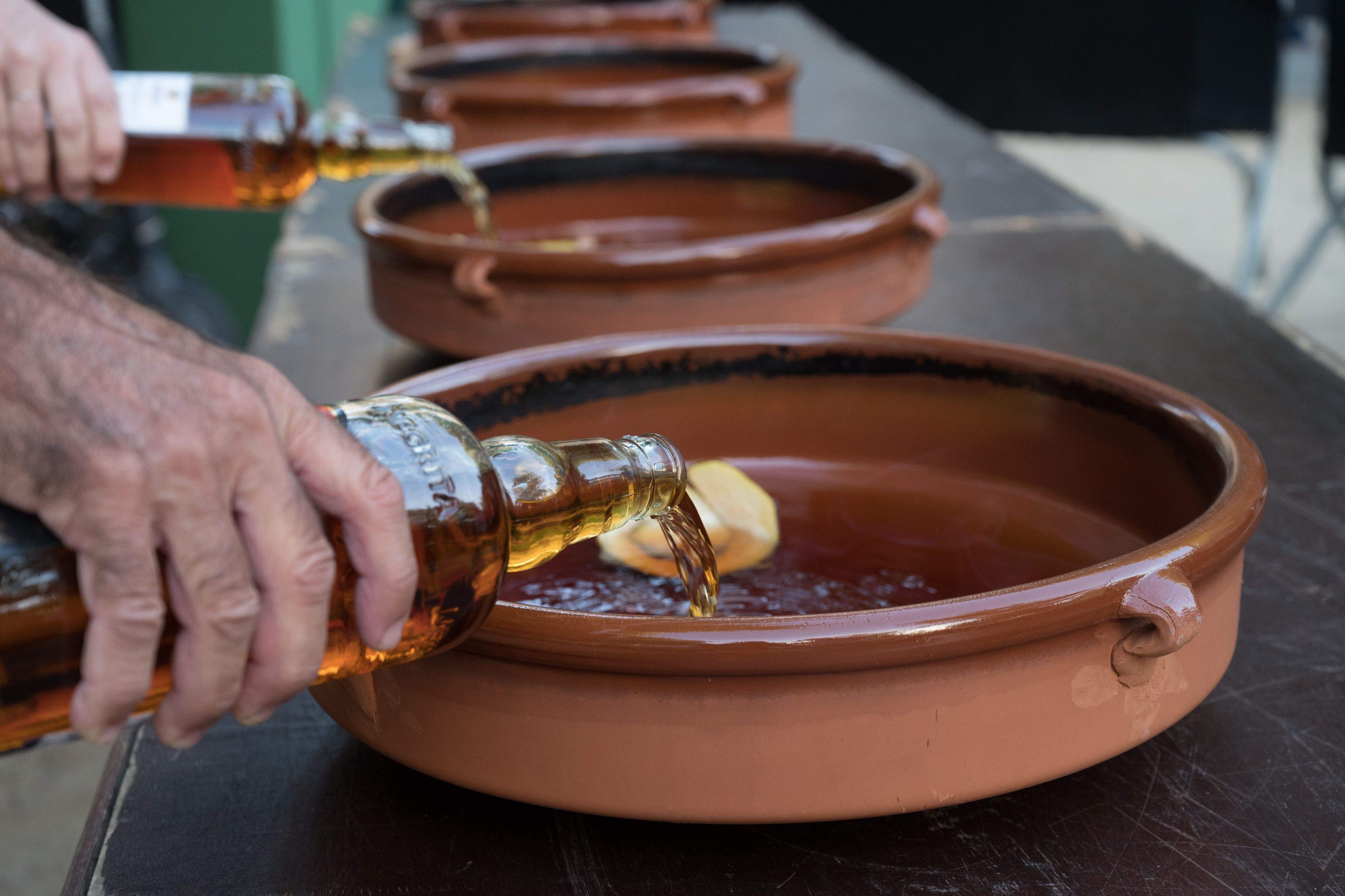 Havaneres a la Festa del TOT Sant Cugat, amb el rom cremat de Casa Parra FOTO: Carmelo Jiménez 