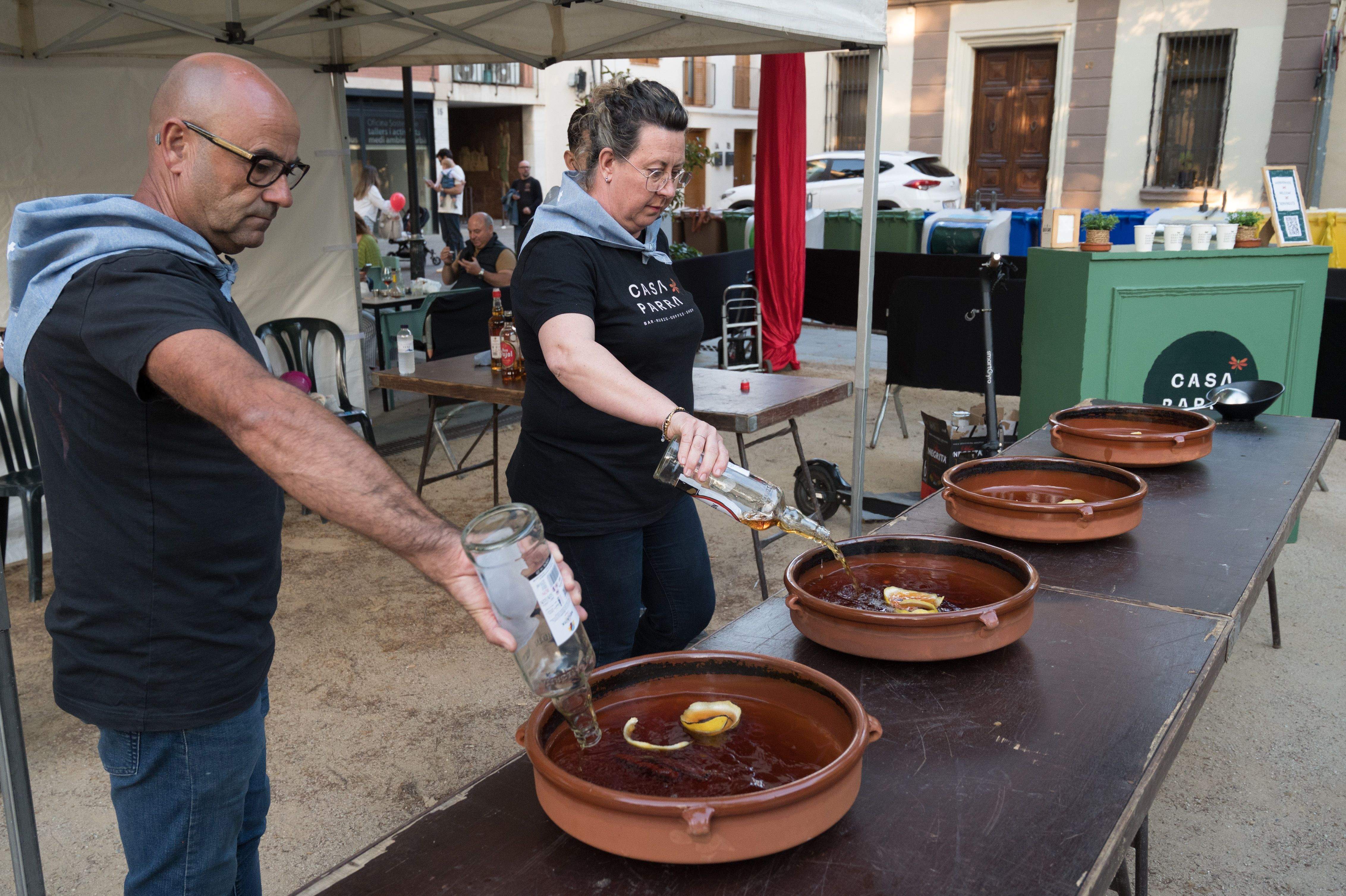 Havaneres a la Festa del TOT Sant Cugat, amb el rom cremat de Casa Parra FOTO: Carmelo Jiménez 