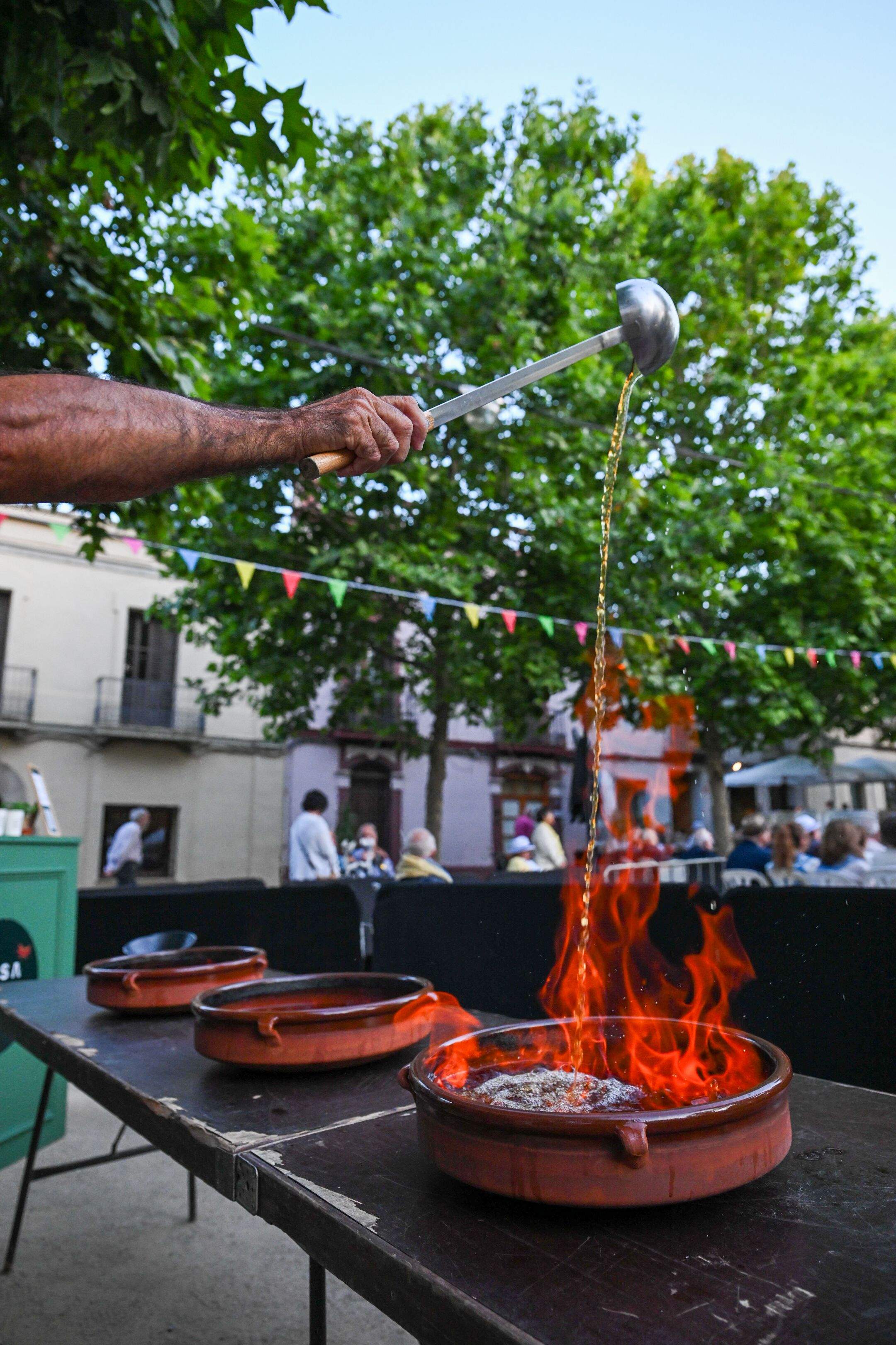 Havaneres a la Festa del TOT Sant Cugat, amb el rom cremat de Casa Parra FOTO: Albert Canalejo