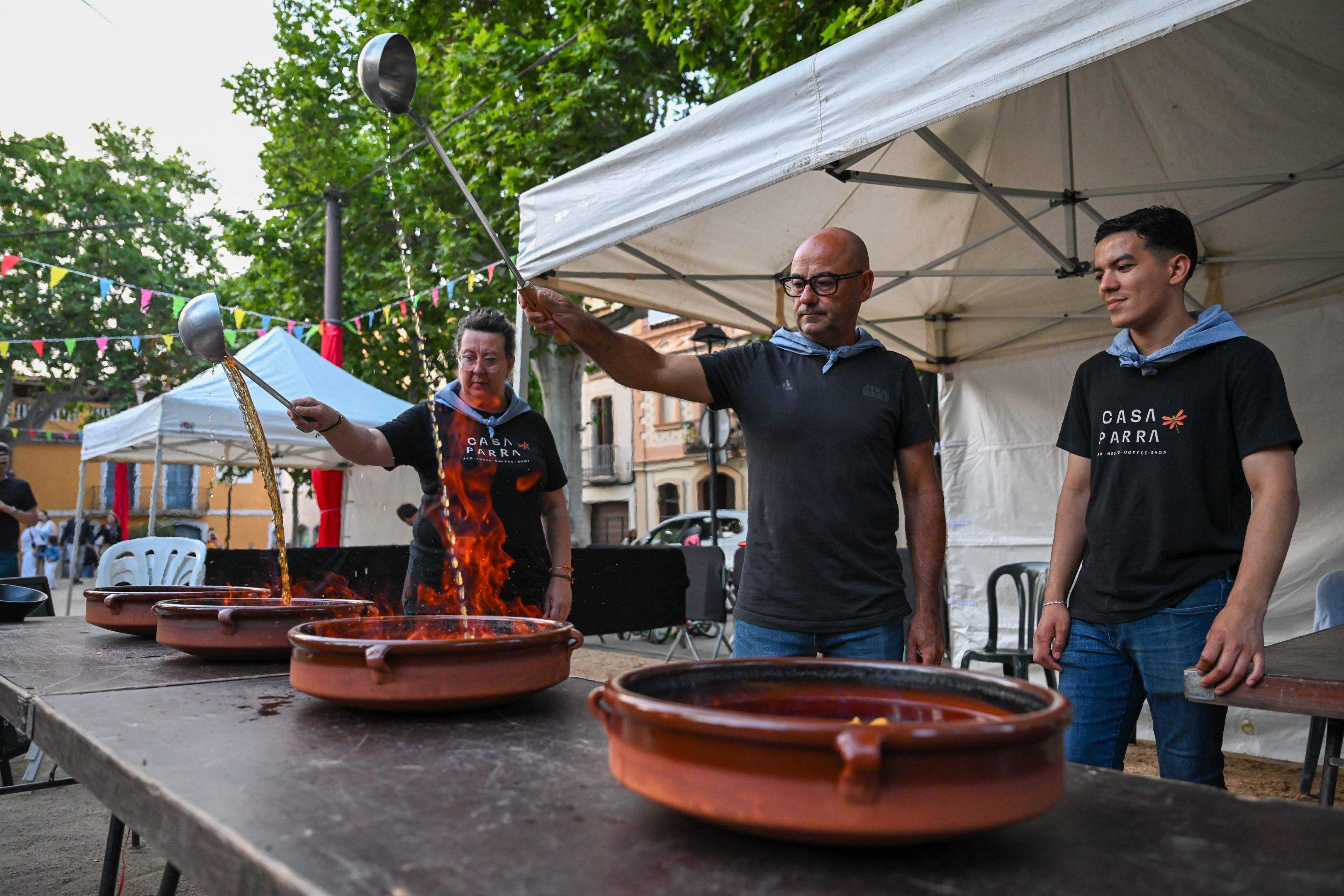 Havaneres a la Festa del TOT Sant Cugat, amb el rom cremat de Casa Parra FOTO: Albert Canalejo