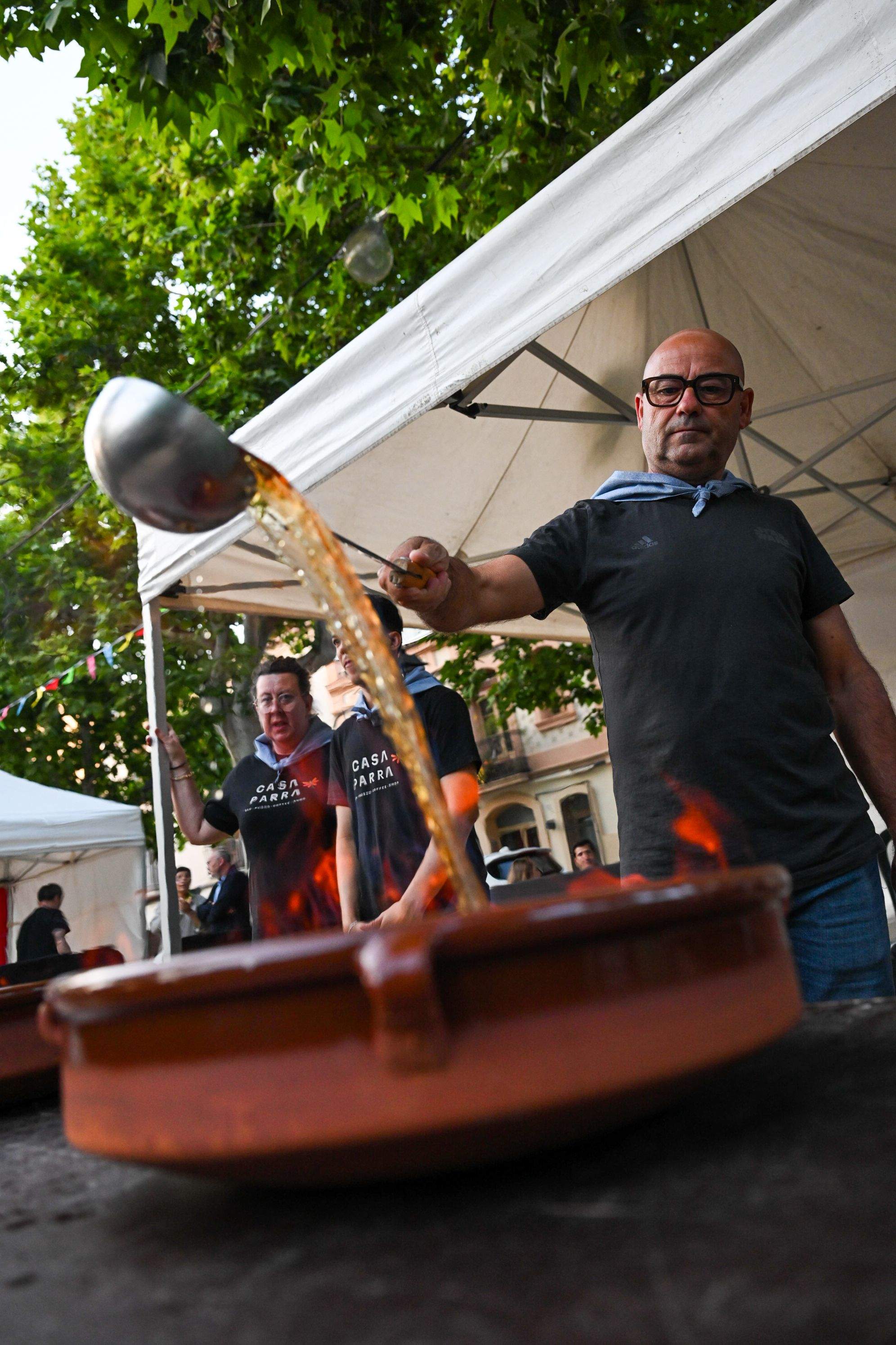 Havaneres a la Festa del TOT Sant Cugat, amb el rom cremat de Casa Parra FOTO: Albert Canalejo