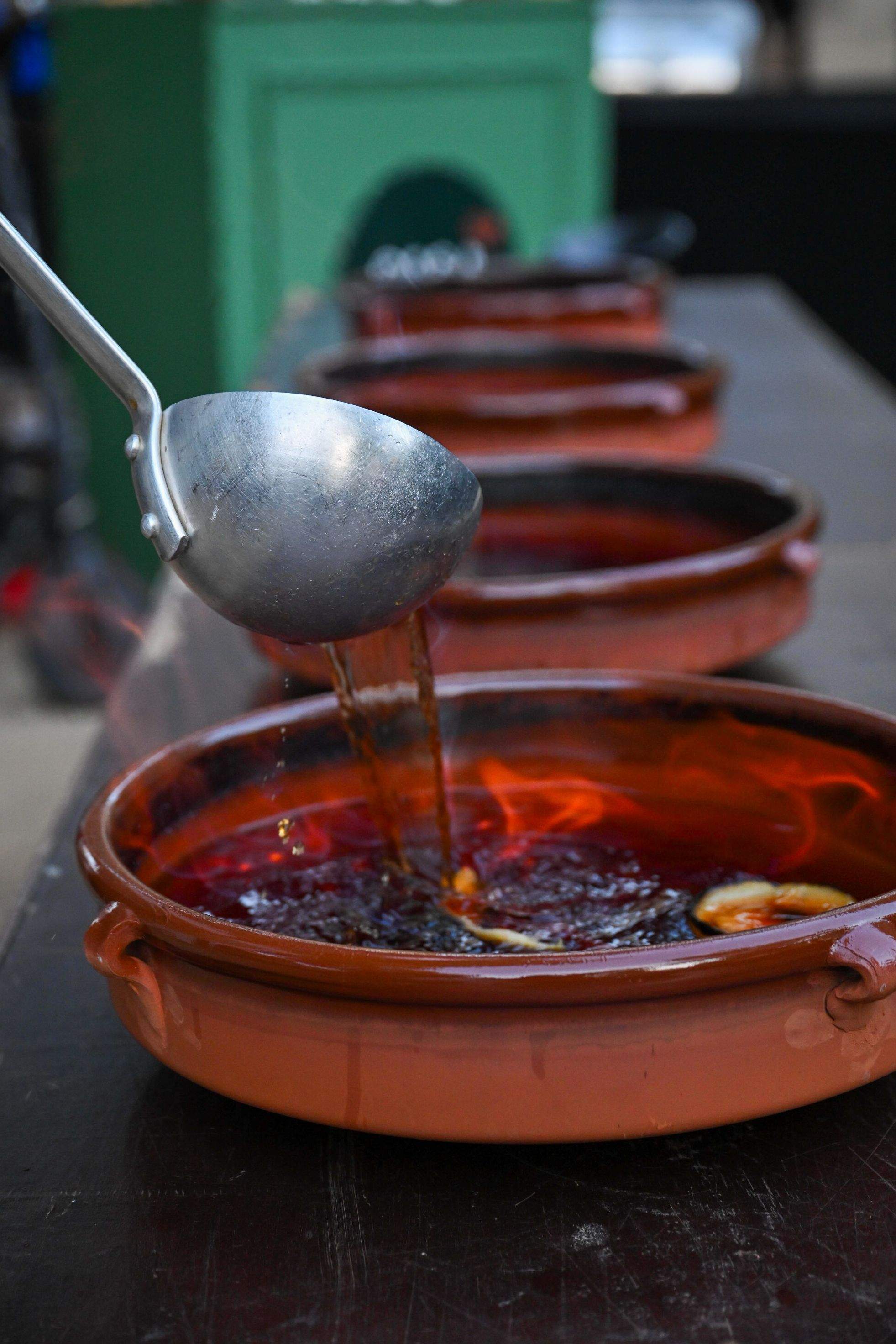 Havaneres a la Festa del TOT Sant Cugat, amb el rom cremat de Casa Parra FOTO: Albert Canalejo